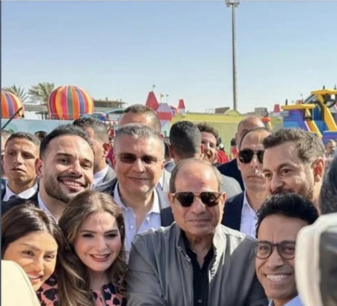 الرئيس السيسي مجموعة من الفنانين 