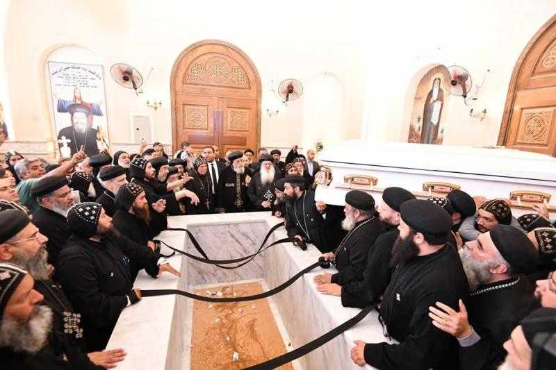 البابا تواضروس يصلي قداس وتجنيز نيافة الأنبا باخوميوس بالبحيرة