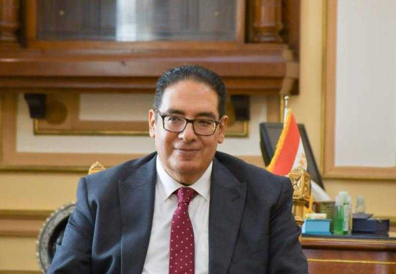 رئيس جامعة القاهرة يتلقى تقريرًا حول عمل أقسام الطوارئ بمستشفيات قصر العيني منذ بدء إجازة عيد الفطر