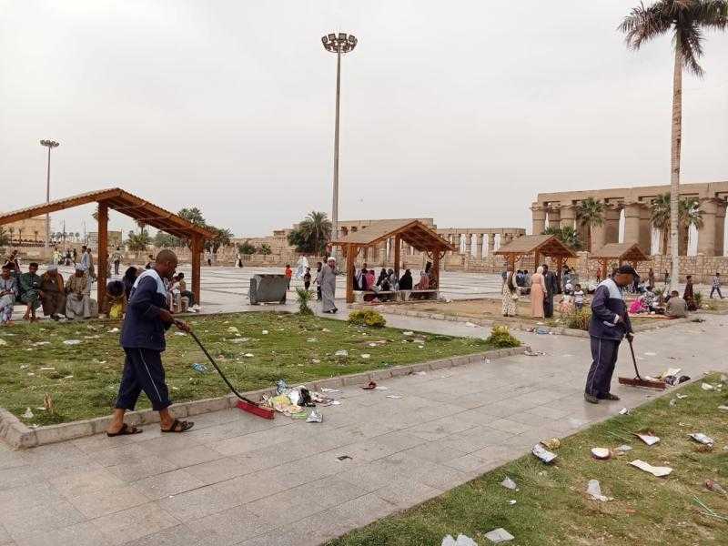 مدينة الأقصر تنفذ حملة نظافة في ساحة سيدي أبو الحجاج