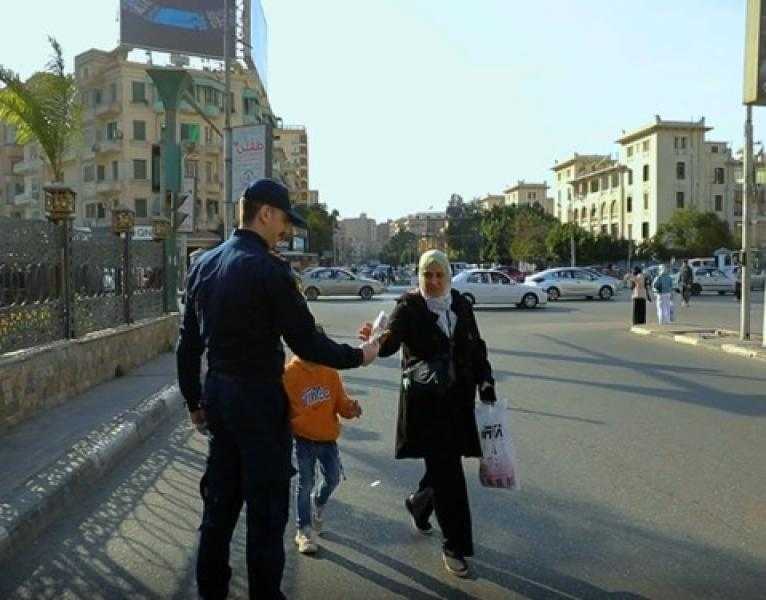 رجال الشرطة يشاركون المواطنين الإحتفال بعيد الفطر وتوزيع الهدايا عليهم | صور