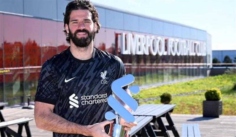 أليسون بيكر يفوز بجائزة أفضل لاعب في ليفربول.. ماذا قال عن محمد صلاح؟