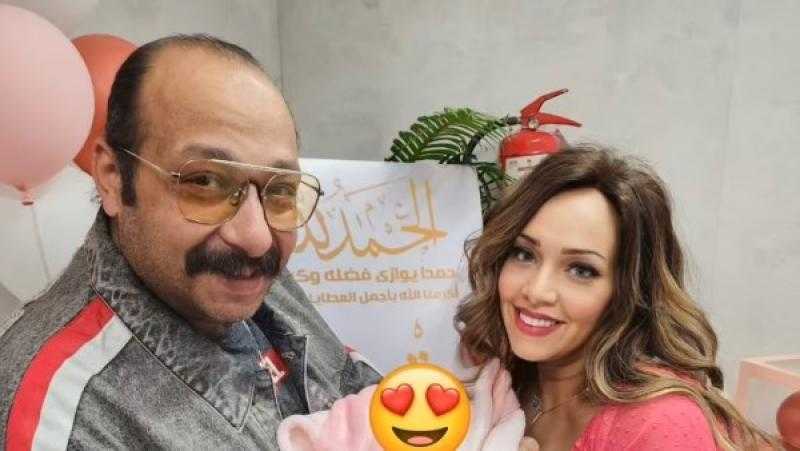 محمد ثروت يعلن رزقه بمولودة جديدة في العيد