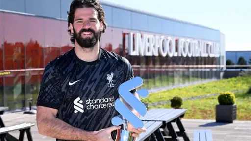 أليسون: صلاح صديقي وأسطورة النادي.. لكنه يتحمل تبعات تصريحاته