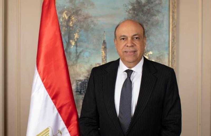 جولة مفاجئة لوزير الطيران المدني بمبنى الركاب رقم 3 في مطار القاهرة لتفقد حركة التشغيل