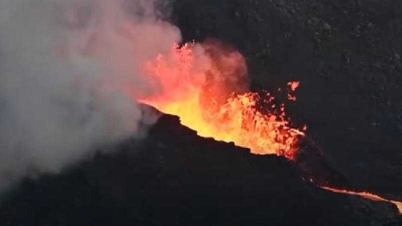 بركان كيلاويا يثور مجددًا في هاواي.. والحمم تتصاعد إلى 300 متر | فيديو