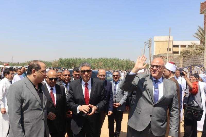 محافظ القليوبية يؤدي صلاة الجمعة بمحافظة الجيزة لمشاركة أبنائها بعيدها القومي