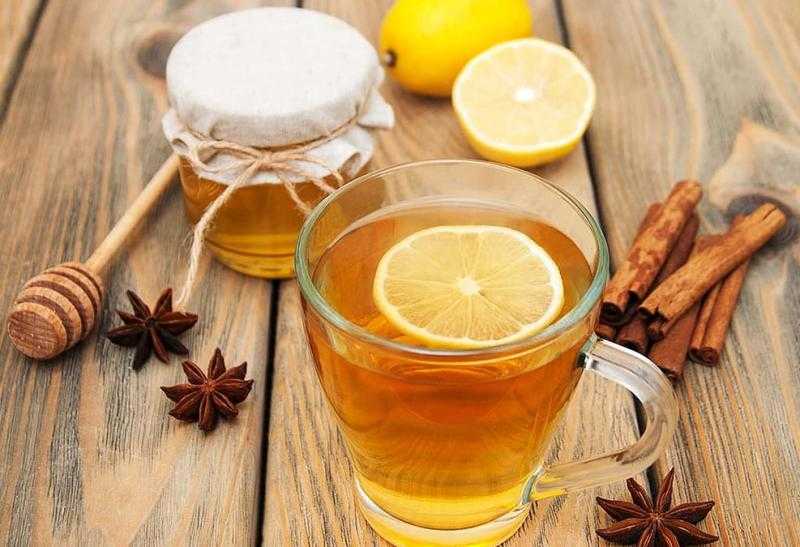 لعلاج التهاب الحنجرة.. طريقة عمل شاي الليمون بالعسل