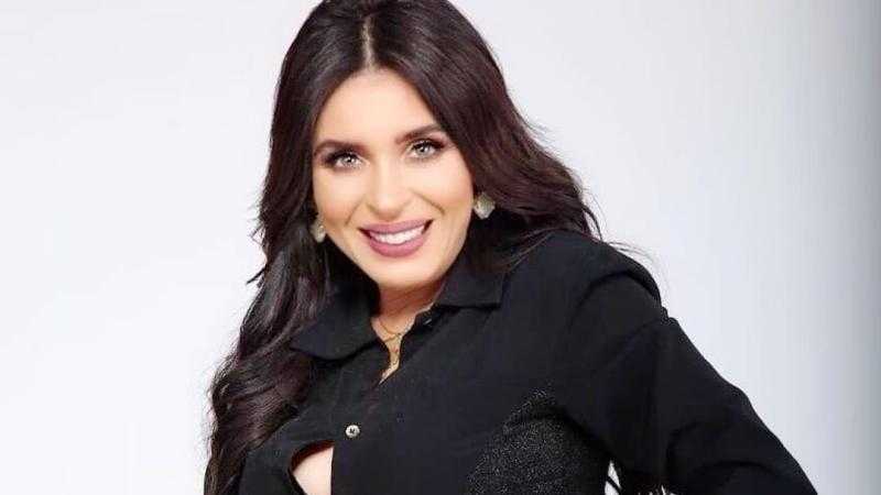 الراقصة دينا: ابني يعيش المساكنة
