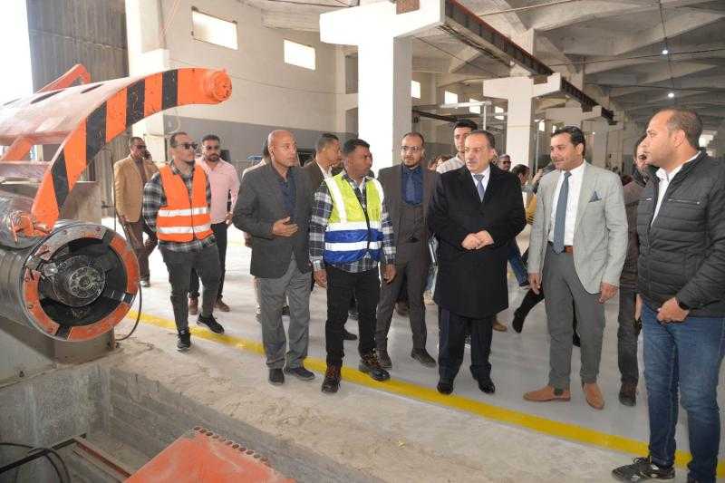 محافظ أسيوط يتفقد مصنع الشركة المصرية للأبواب المصفحة وتشكيل المعادن بالمنطقة الصناعية بعرب العوامر