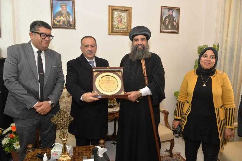 محافظ أسيوط يزور دير الشهيد مارمينا العجايبي بجبل أبنوب ويتفقد المغارة الأثرية بالدير