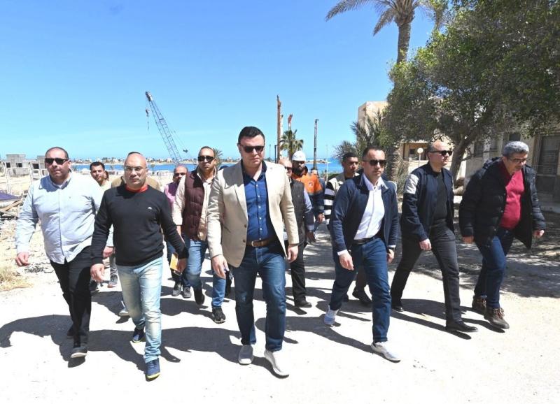 وزير الإسكان يتفقد أعمال رفع كفاءة طريق الازدواج وإنشاء سور منطقة الشانزلزيه والبوغاز الرئيسي بمركز مارينا العلمين السياحي