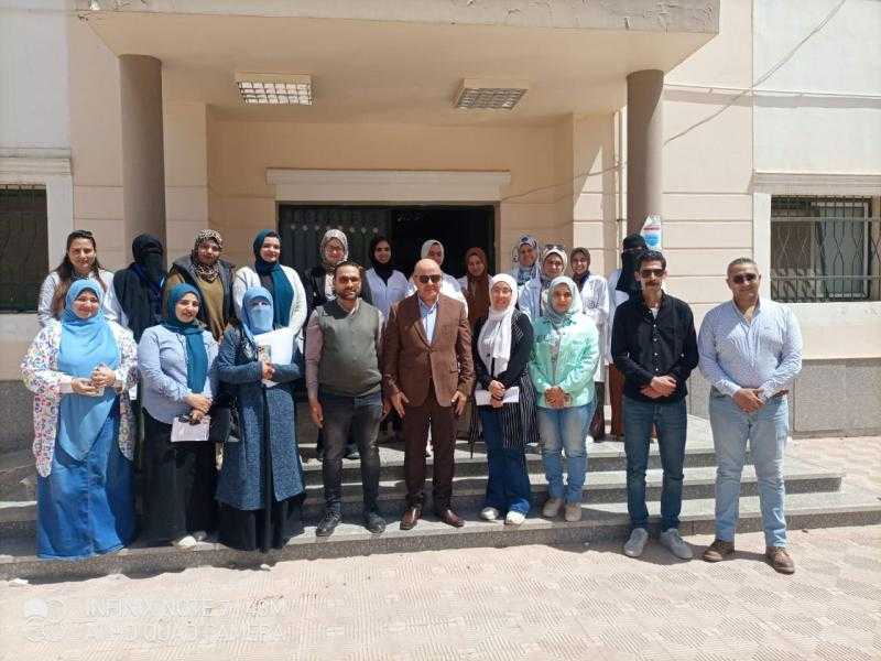 وكيل مديرية الصحة بالشرقية يتفقد سير العمل بوحدة الحي الـ١٠ غرب بالعاشر من رمضان تمهيداً لاعتماده ضمن التأمين الصحي الشامل