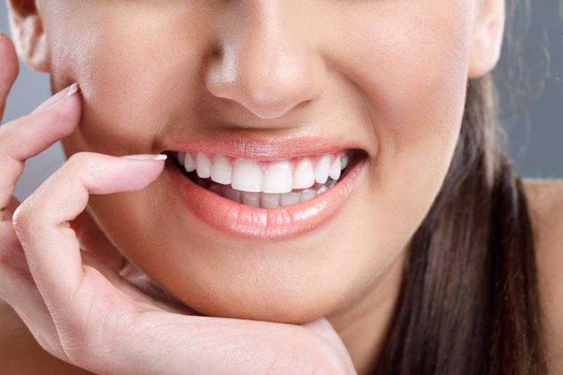 تسبب اصفرار الأسنان.. تجنبي تناول هذه المشروبات