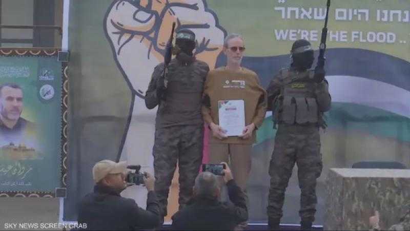القسام تنشر فيديو لرهينتين إسرائيليين يطالبان باستكمال صفقة التبادل