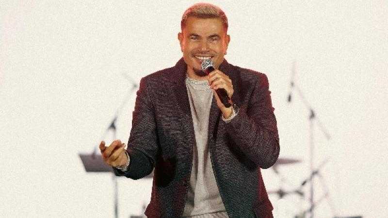 لوك لافت لـ عمرو دياب في حفل البحرين