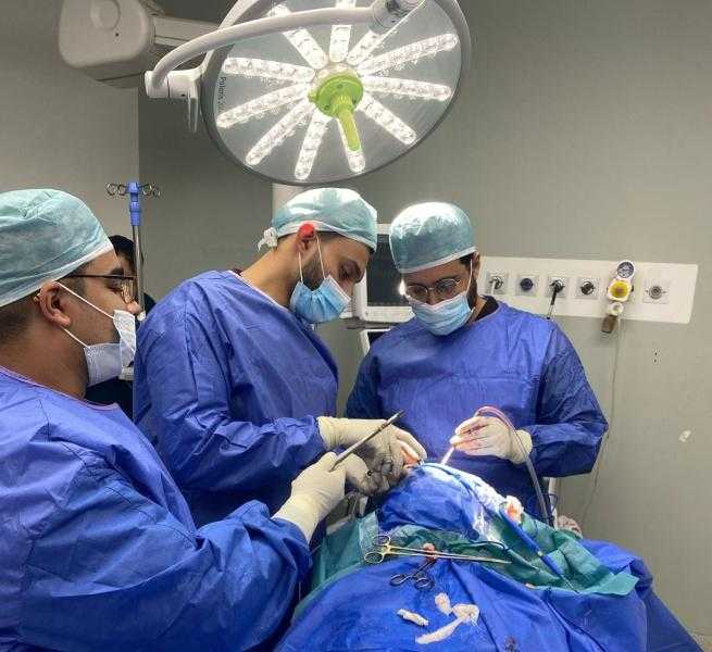 مستشفي سوهاج الجامعي تواصل إنقاذ مرضي الحوادث.. بإجراء عملية معقدة لسيدة مصابة بضربة بالفأس