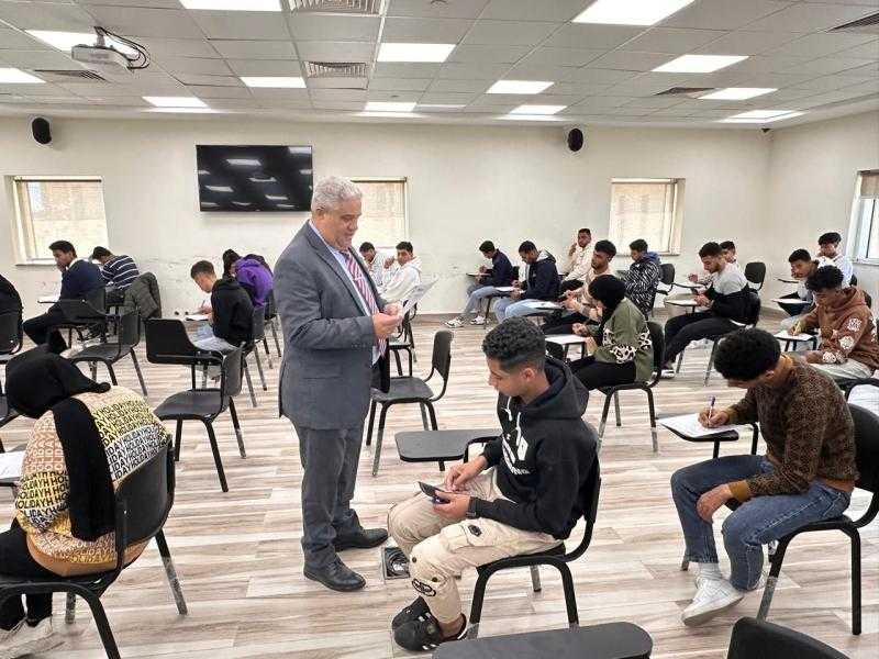 رئيس جامعة برج العرب التكنولوجية يتفقد سير امتحانات الميد تيرم