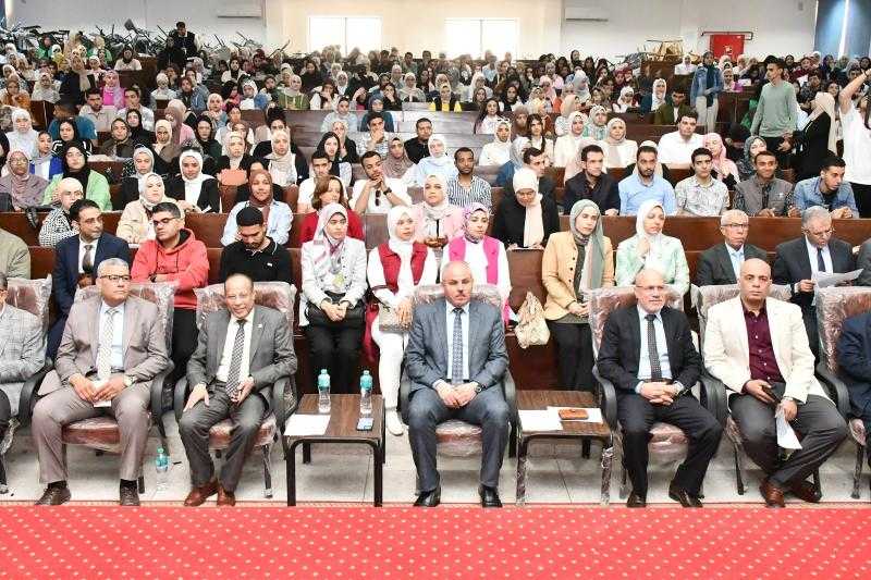 رئيس جامعة قناة السويس يفتتح المؤتمر الطلابي السابع بكلية الآداب ويتابع العروض البحثية للطلاب