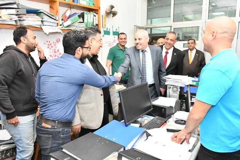 رئيس جامعة قناة السويس يوجه التهنئة للعاملين خلال جولة تفقدية بالمبنى الإداري احتفالًا بعيد الفطر المبارك