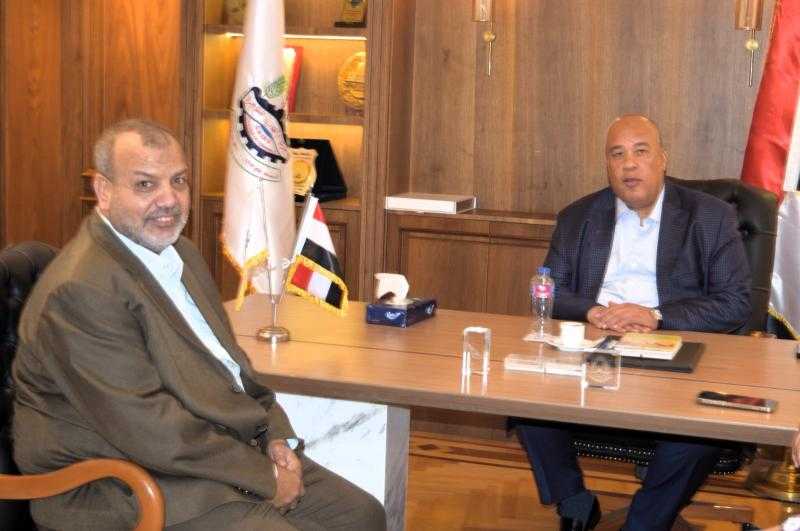 العشري يبحث مع رئيس شُعبة الأدوات الصحية توطين الصناعة وزيادة الصادرات