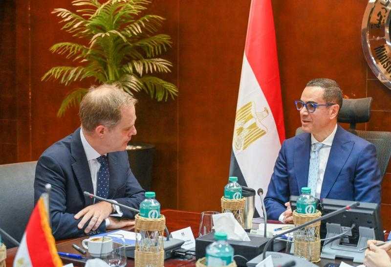 وزير الاستثمار والتجارة الخارجية يلتقي السفير البريطاني بالقاهرة لبحث سبل تعزيز التعاون الاقتصادي بين البلدين