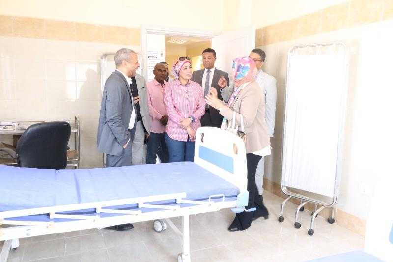 رئيس جامعة الأقصر تتفقد العيادات الخارجية بكلية الطب استعدادًا للتشغيل التجريبي