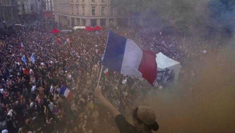 اليمين المتطرف ينظم احتجاجا في باريس ضد حظر ترشح لوبان في الانتخابات الفرنسية