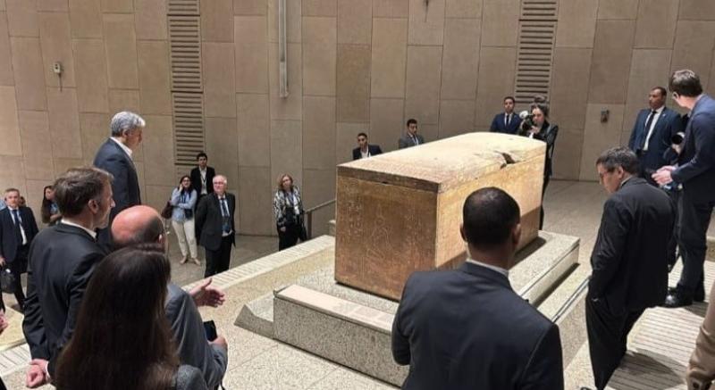 الرئيس الفرنسي يزور المتحف المصري الكبير في مستهل زيارته للقاهرة