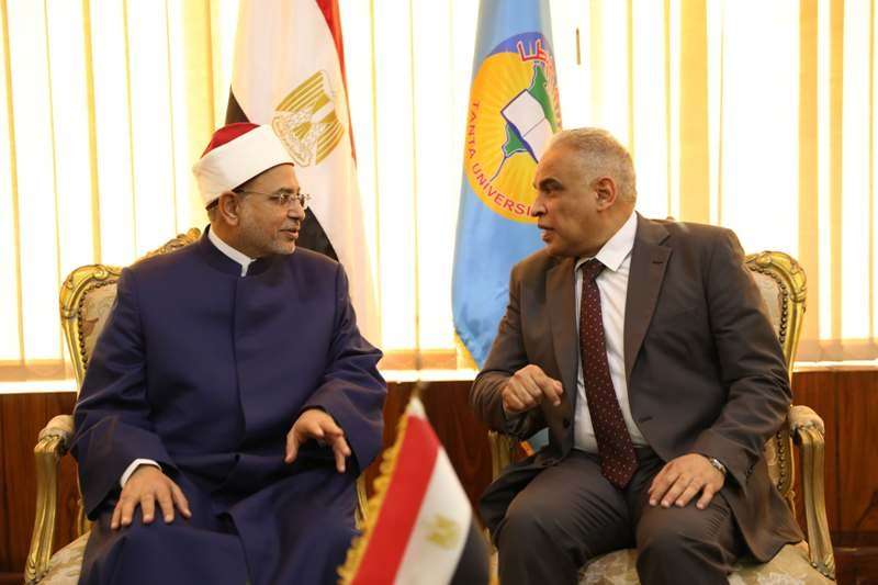 رئيس جامعة الأزهر يقدم التهنئة إلى الدكتور محمد حسين محمود