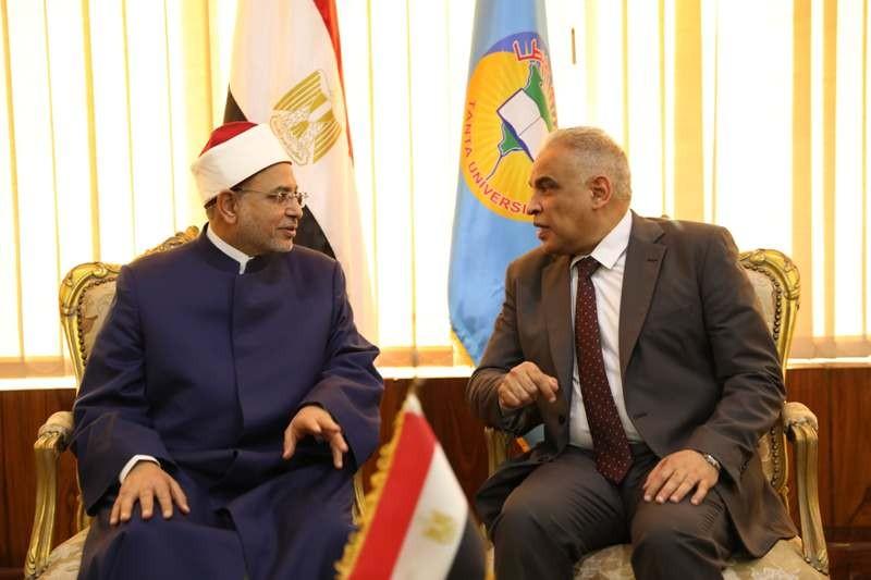 رئيس جامعة الأزهر يقدم التهنئة إلى الدكتور محمد حسين محمود لتعيينه رئيسًا لجامعة طنطا