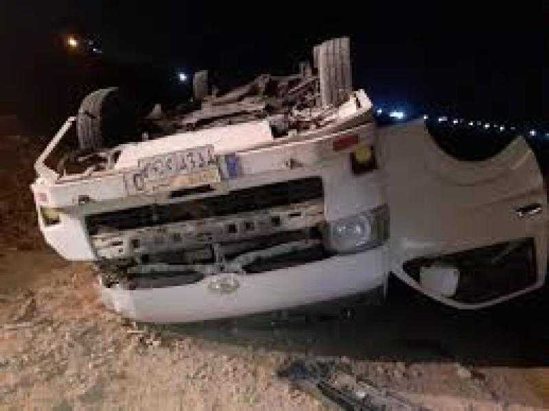 مصرع وإصابة 8 أشخاص في انقلاب سيارة بالطريق الصحراوي بقنا