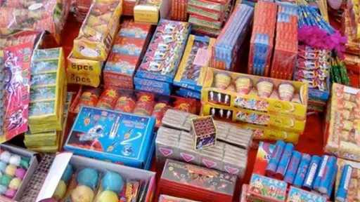 ضبط تاجر ألعاب نارية وأسلحة بيضاء بالإسكندرية