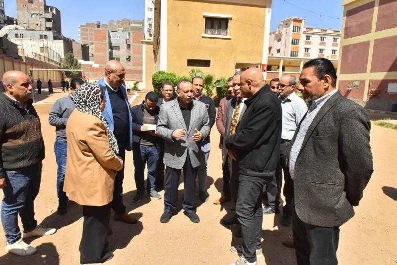 محافظ أسيوط يتفقد مدرستي هدى شعراوي والنهضة الإعدادية بنات بحي غرب لمتابعة سير العملية التعليمية