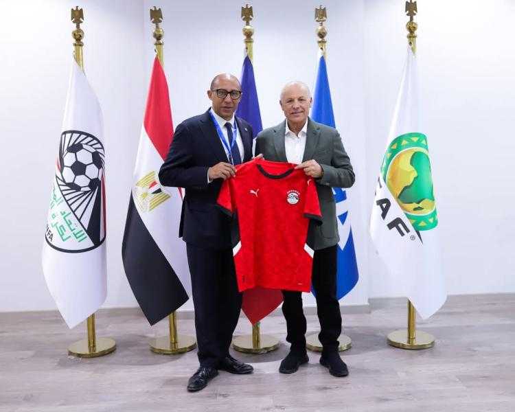 أبو ريدة يلتقي نظيره الفرنسي فيليب ديالو ويهديه درع الاتحاد وقميص المنتخب