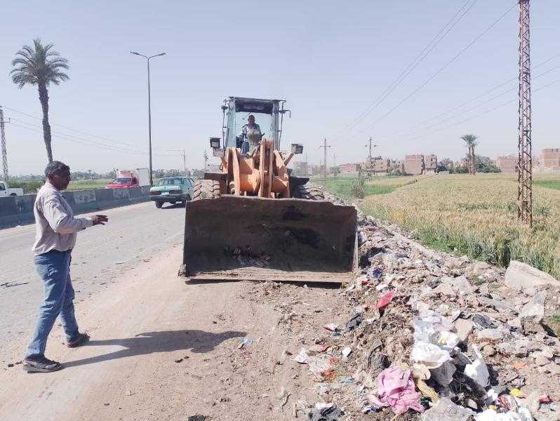 محافظ أسيوط: تنظيم حملات للنظافة ورفع تراكمات القمامة بالطريق الصحراوي بمركز الفتح