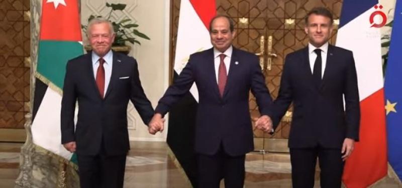 السيسى يتوسط صورة جماعية مع نظيره الفرنسى وملك الأردن
