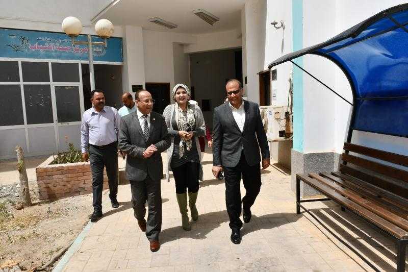نائبا رئيس جامعة قناة السويس يتفقدان الإدارة الطبية ورعاية الشباب لمتابعة انتظام الدراسة بعد إجازة عيد الفطر