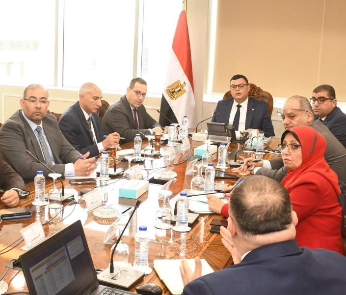 وزير الإسكان يتابع آليات طرح الأراضي والفرص الاستثمارية بالمدن الجديدة