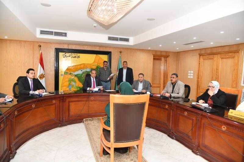 محافظ الفيوم يوجه بتوفير فرص عمل ومشروعات تنموية ورعاية صحية ودعم اجتماعي للأسر الأولى بالرعاية