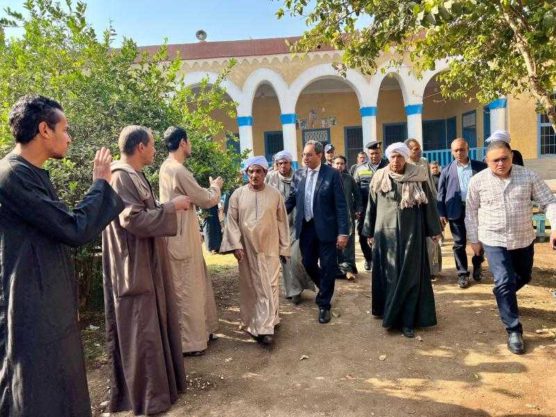 محافظ قنا يُقدِّم واجب العزاء في شهيد الواجب الوطني النقيب محمود عبد الصبور ابن قرية دنفيق بنقادة