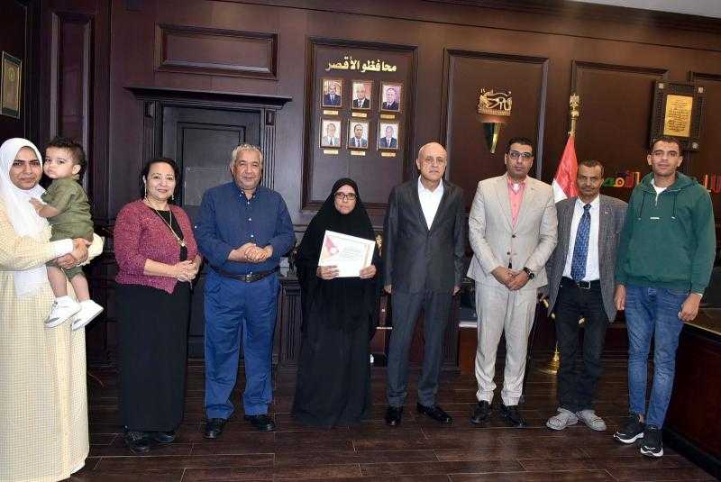 محافظ الأقصر يكرم الأم المثالية علي مستوي المحافظة لعام 2025