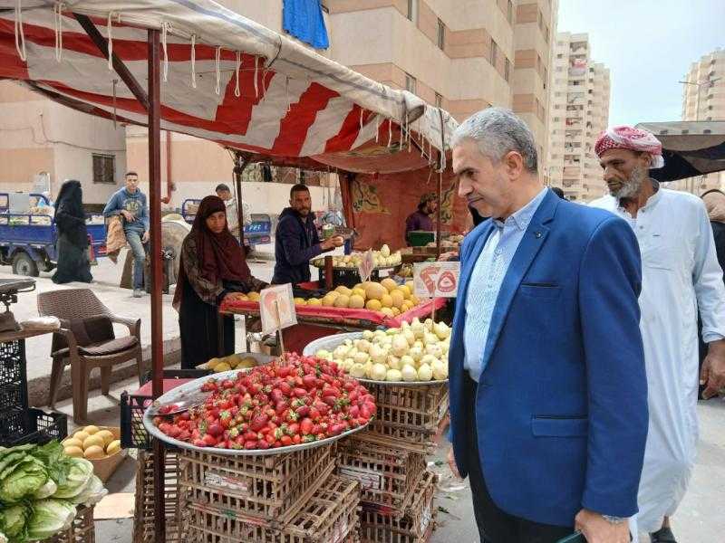 مدير مديرية التموين بالإسكندرية فى زيارة مفاجأة لسوق اليوم الواحد ببشاير الخير