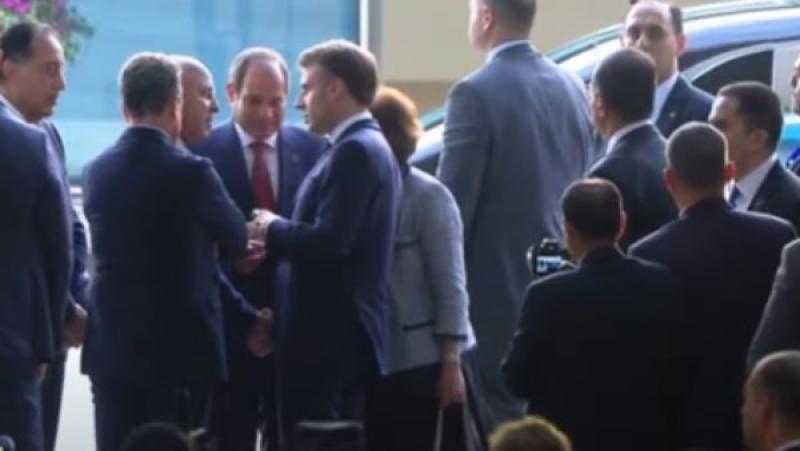 الرئيس السيسي وماكرون يستقلان المترو من محطة عدلي منصور