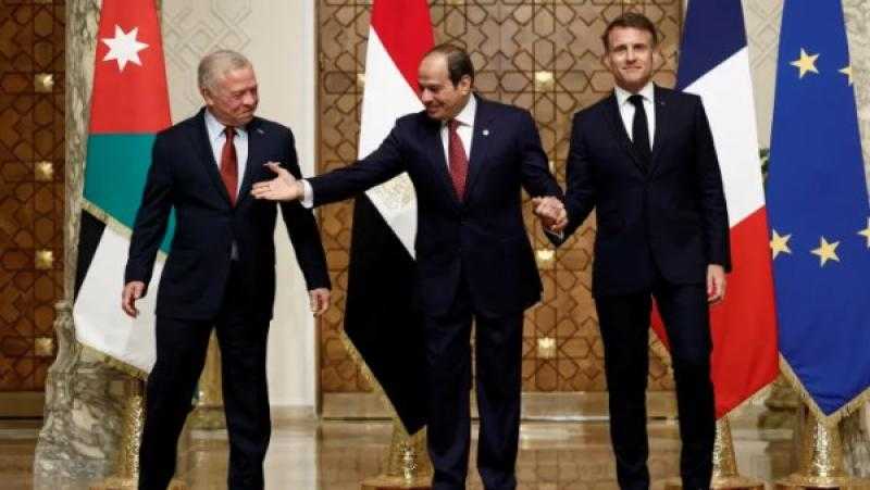 ماكرون يغرد باللغة العربية حول القمة الثلاثية مع السيسي والملك عبد الله