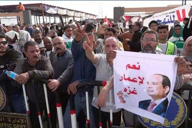 قبل وصول ماكرون.. المصريون يحتشدون في العريش دعما للقضية الفلسطينية ورفضا لدعوات التهجير.. «فيديو»