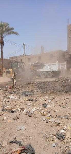 رئيس مدينة الزينيه بالأقصر يتابع سير أعمال مشروعات الصرف الصحي بالزينيه قبلي