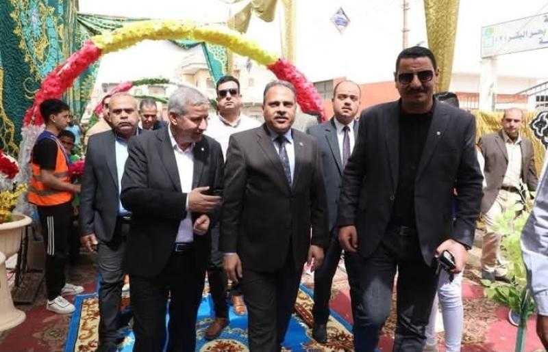 محافظ الشرقية يضع إكليلاً من الزهور على النصب التذكاري لشهداء مدرسة بحر البقر الإبتدائية بمركز الحسينية