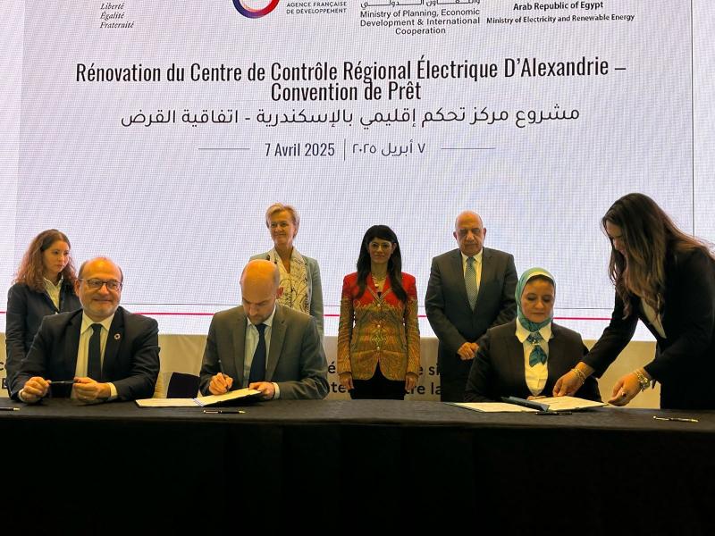 وزير الكهرباء يشهد توقيع عدد من الإتفاقيات مع الجانب الفرنسي بمجالات الطاقة المتجددة