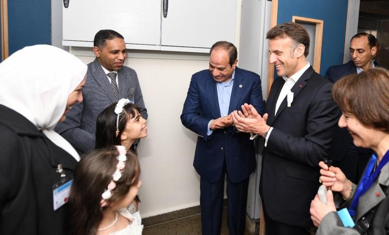 الرئيس السيسي يوجه الشكر لنظيره الفرنسي على الدعم في تقديم الرعاية الطبية للجرحى الفلسطينيين